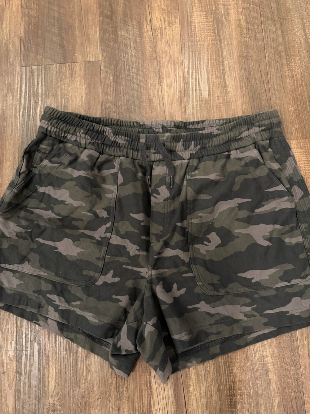 Women’s Camo Elastic-Waist Shorts - Olive/Black